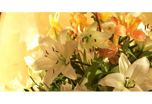 Murano: Un elegante restaurante con flores frescas...